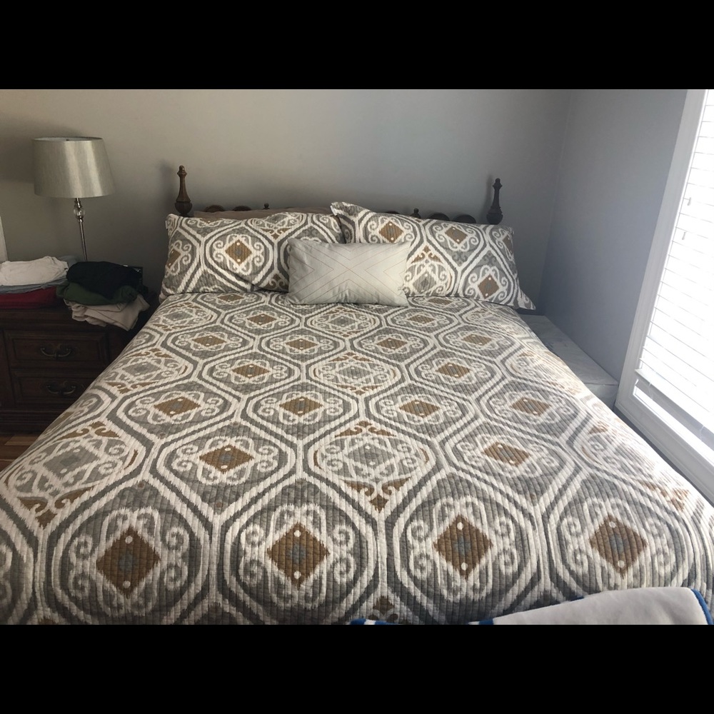 Queen quilt with matching shams and dec. pillow